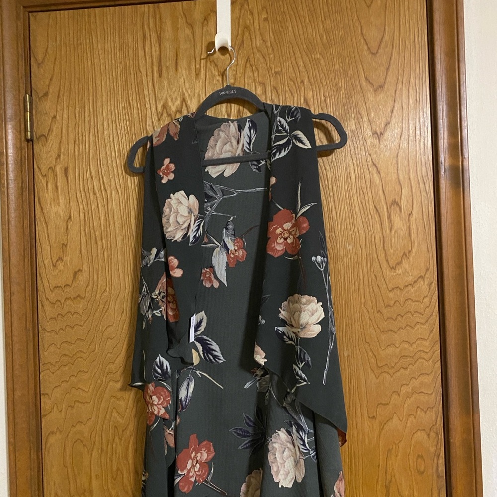 Sleeveless green floral cover up/kimono one size fits most very unique piece